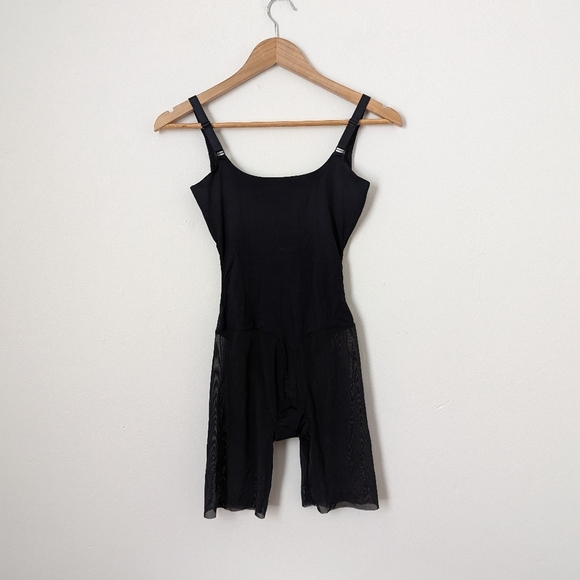 Haute Contour by SPANX Pitch Black Open Busy Mid Thigh Shapewear Bodysuit - Picture 4 of 4